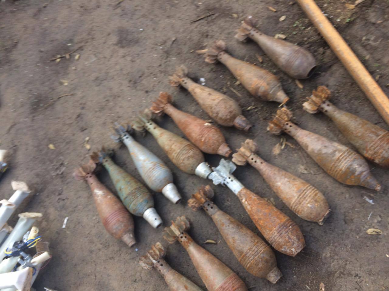 به‌ وێنه‌.. له‌ كارگه‌يه‌كى درووستكردنى چه‌كى داعشدا قوتوى بيره‌ و وێسكى دۆزرايه‌وه‌